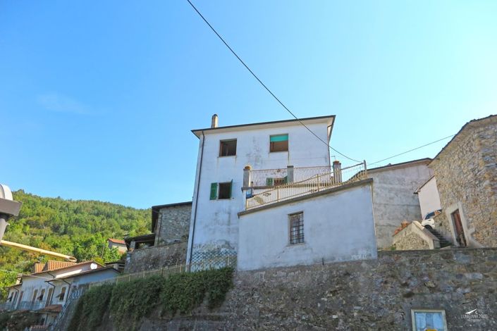 Image No.20-8 Bed Property for sale