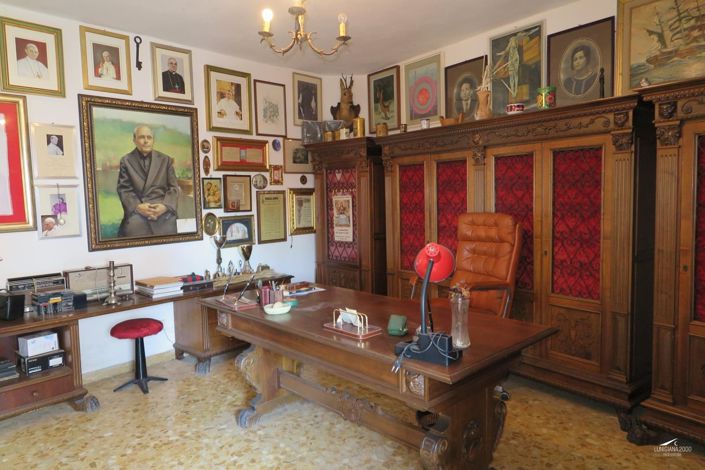 Image No.22-8 Bed Property for sale