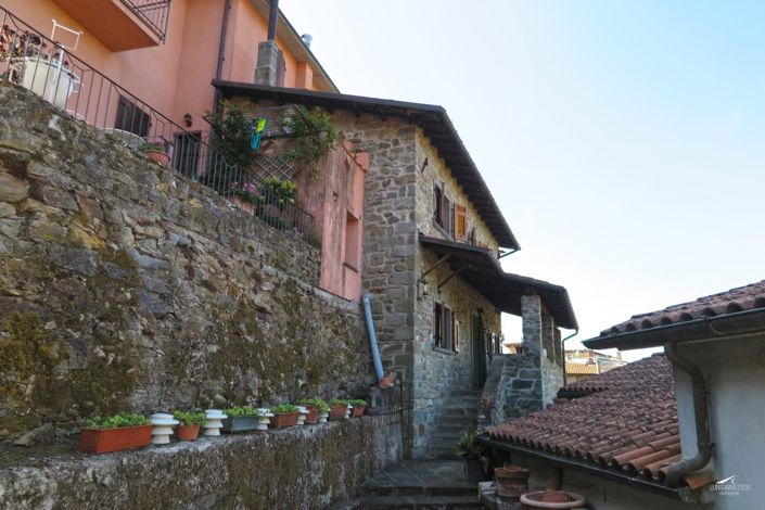 Image No.3-8 Bed Property for sale