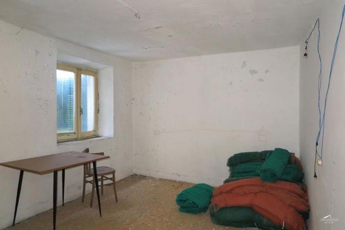 Image No.40-8 Bed Property for sale