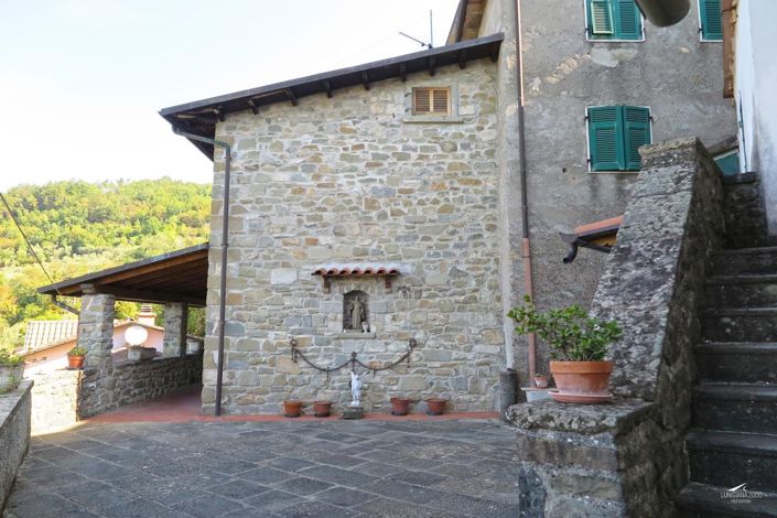 Image No.5-Propriété de 8 chambres à vendre à Fivizzano