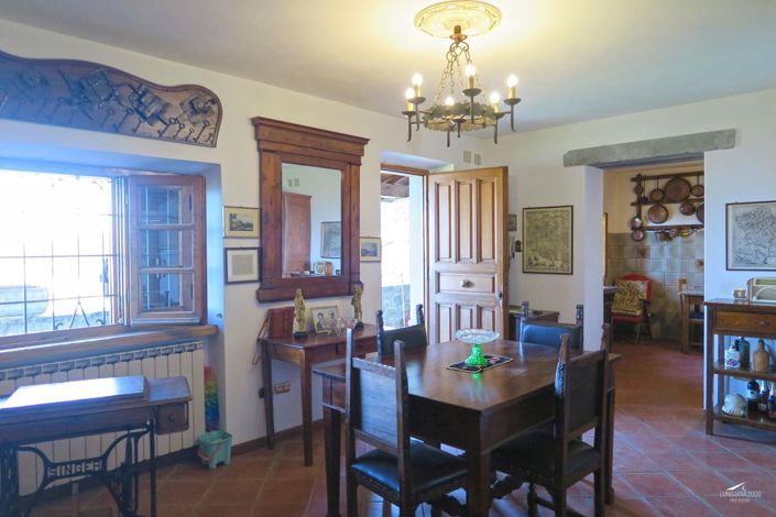 Image No.7-Propriété de 8 chambres à vendre à Fivizzano