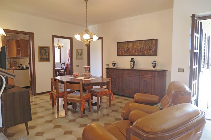 Image No.10-4 Bed Property for sale