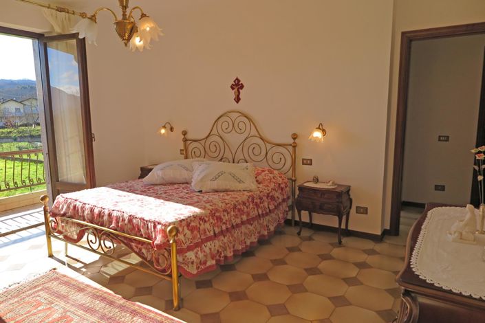 Image No.24-4 Bed Property for sale