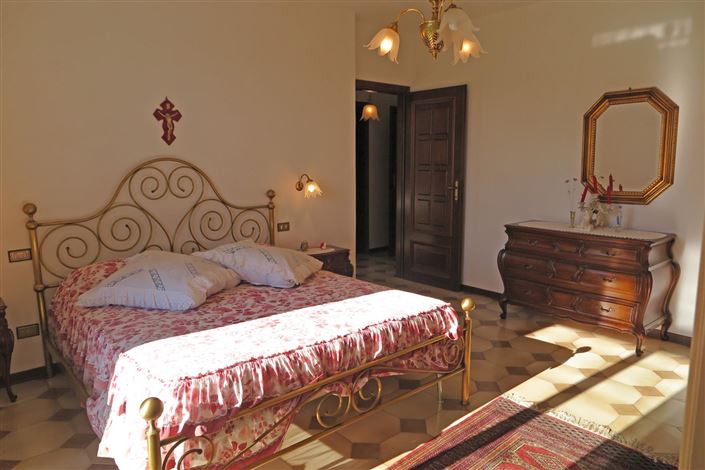 Image No.26-4 Bed Property for sale