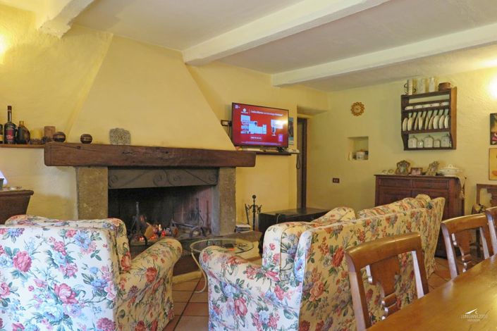 Image No.11-4 Bed Farmhouse for sale