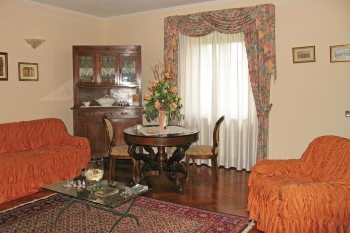 Image No.20-4 Bed Farmhouse for sale