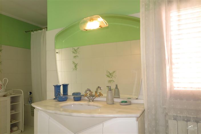 Image No.28-2 Bed Property for sale