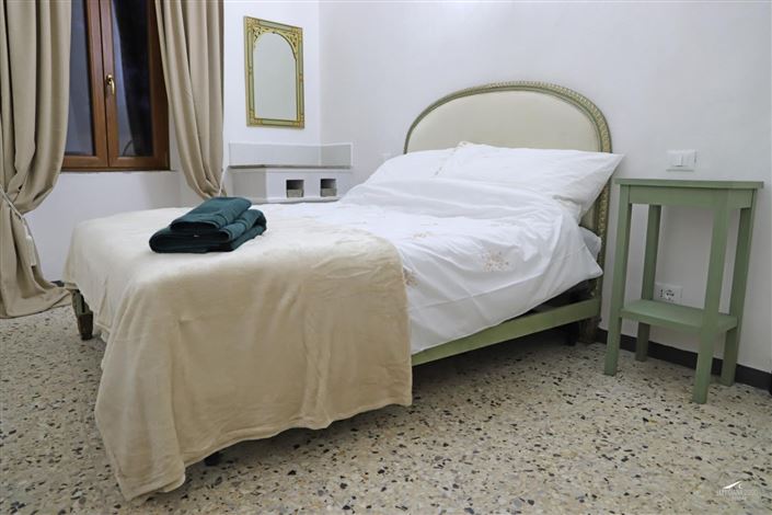 Image No.15-8 Bed Property for sale