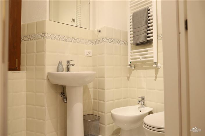 Image No.18-8 Bed Property for sale