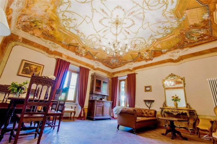 Image No.2-8 Bed Property for sale