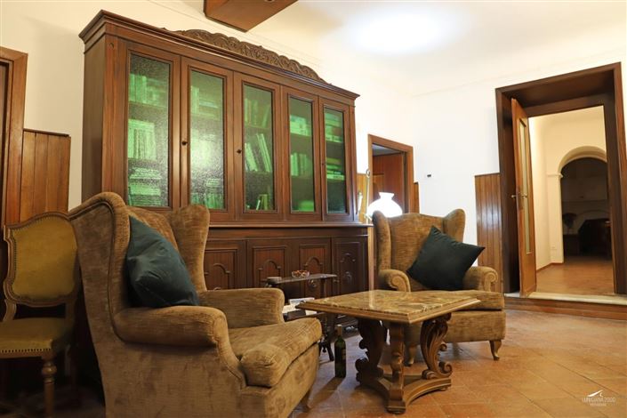 Image No.20-8 Bed Property for sale