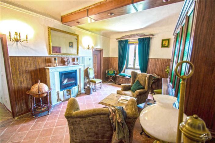 Image No.21-8 Bed Property for sale