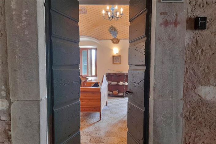 Image No.28-8 Bed Property for sale