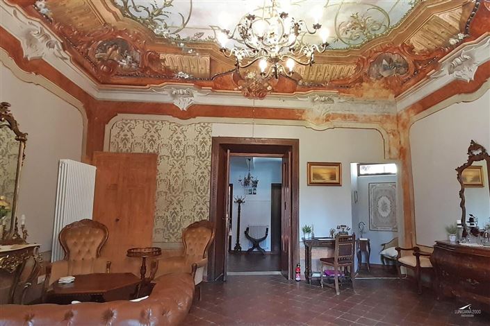 Image No.3-8 Bed Property for sale