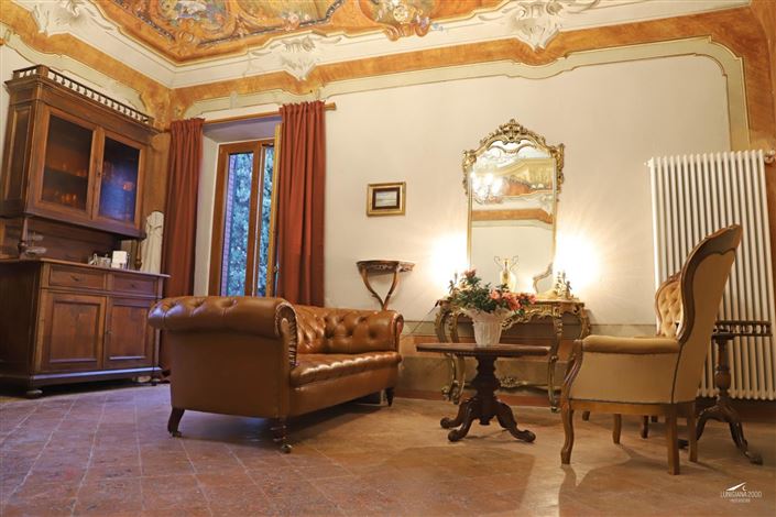 Image No.4-8 Bed Property for sale