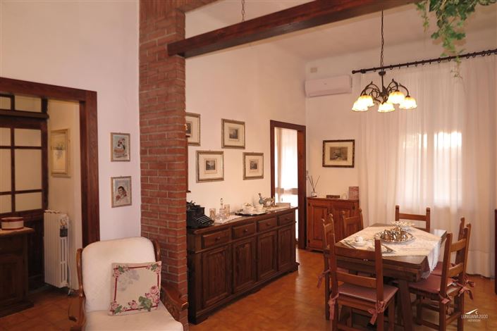 Image No.20-6 Bed Property for sale