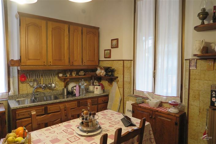 Image No.24-6 Bed Property for sale