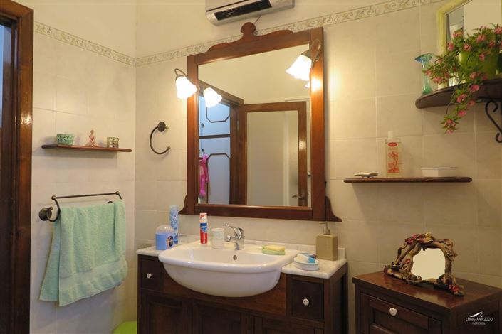 Image No.6-6 Bed Property for sale