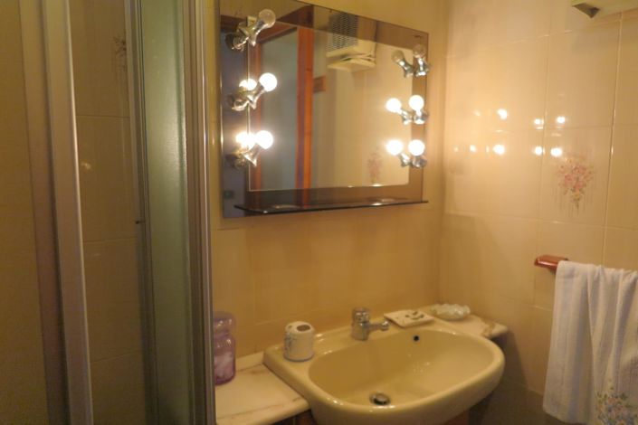 Image No.61-6 Bed Property for sale