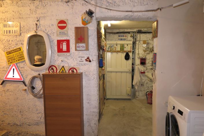 Image No.66-6 Bed Property for sale