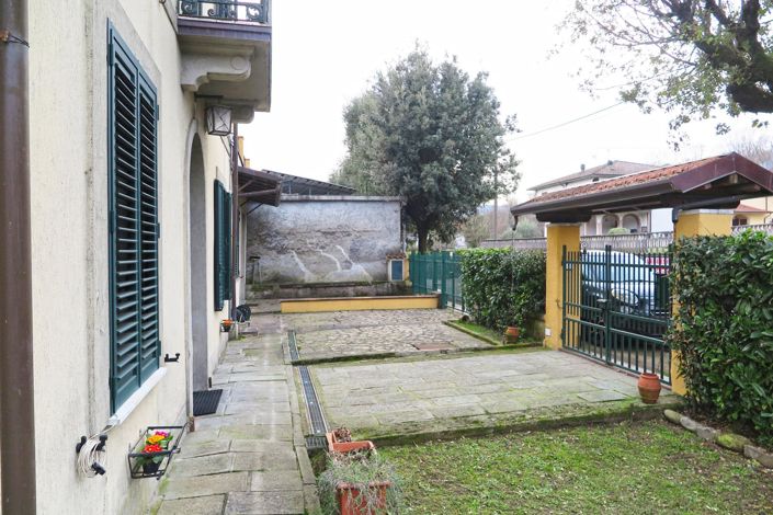 Image No.69-6 Bed Property for sale