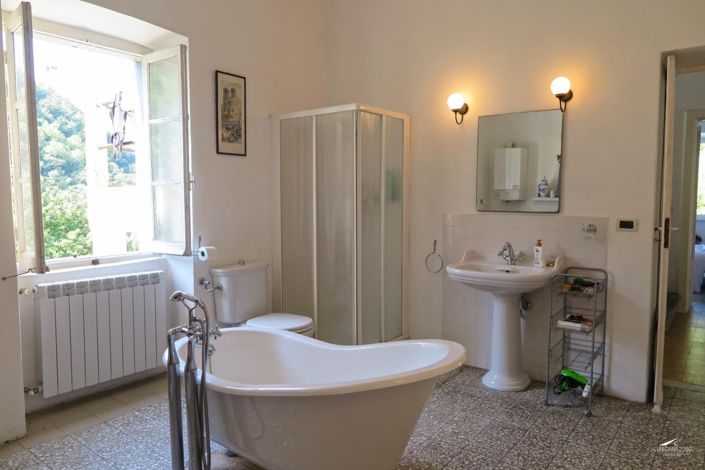 Image No.20-5 Bed Property for sale