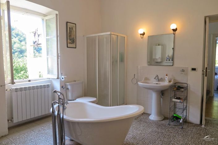 Image No.20-5 Bed Property for sale