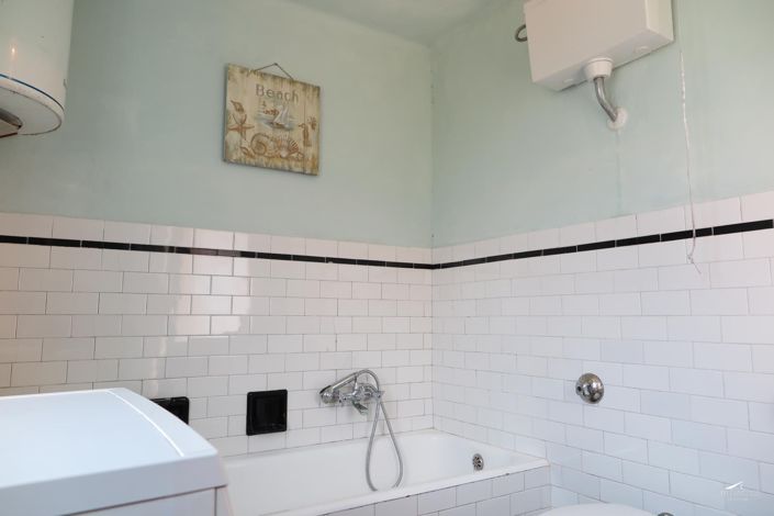 Image No.28-5 Bed Property for sale