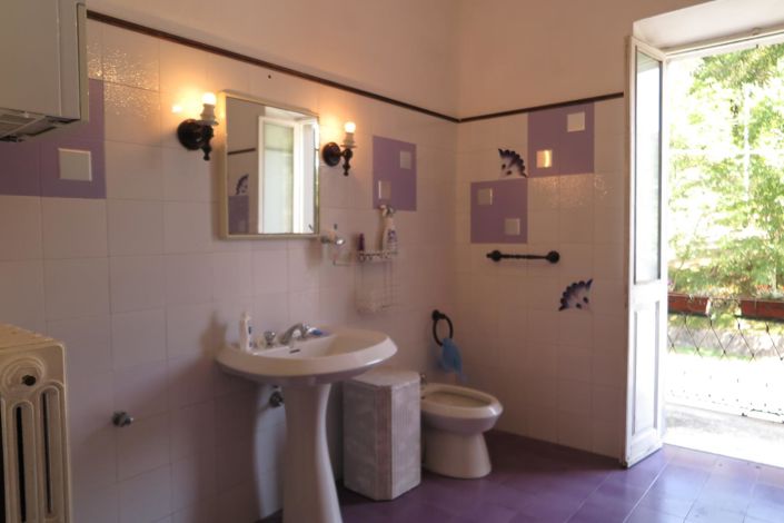 Image No.42-5 Bed Property for sale