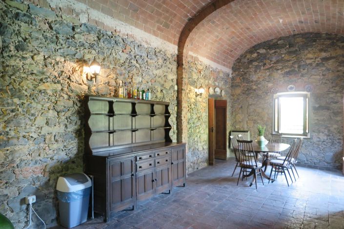 Image No.68-5 Bed Property for sale