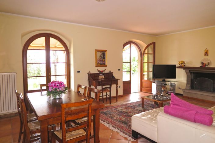 Image No.10-6 Bed Property for sale