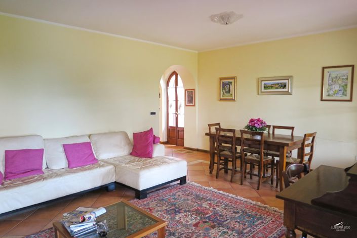 Image No.12-6 Bed Property for sale