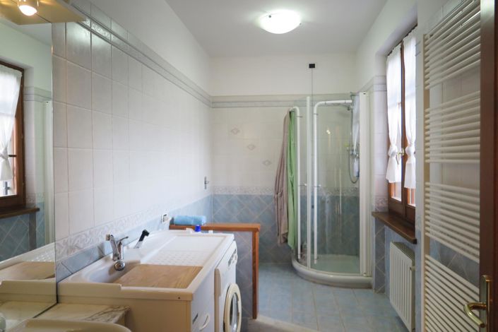 Image No.25-6 Bed Property for sale