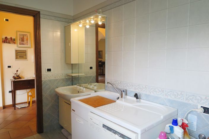 Image No.28-6 Bed Property for sale