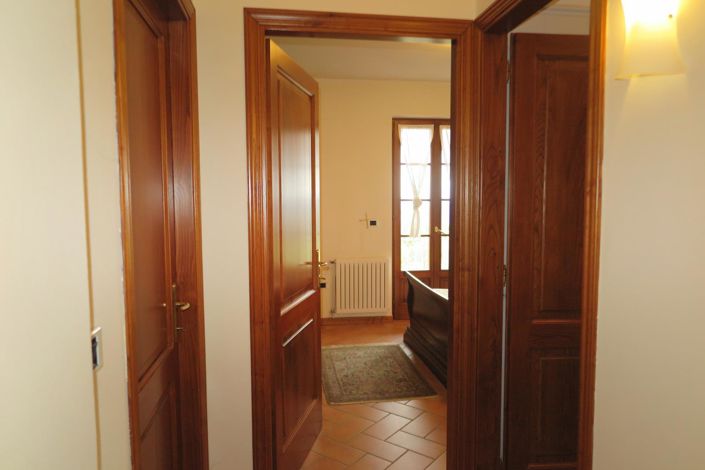 Image No.32-6 Bed Property for sale