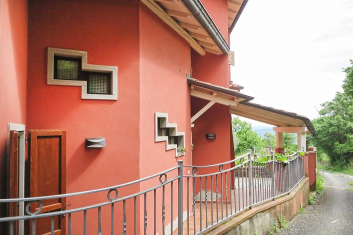 Image No.5-6 Bed Property for sale