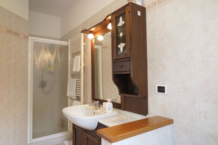 Image No.61-6 Bed Property for sale