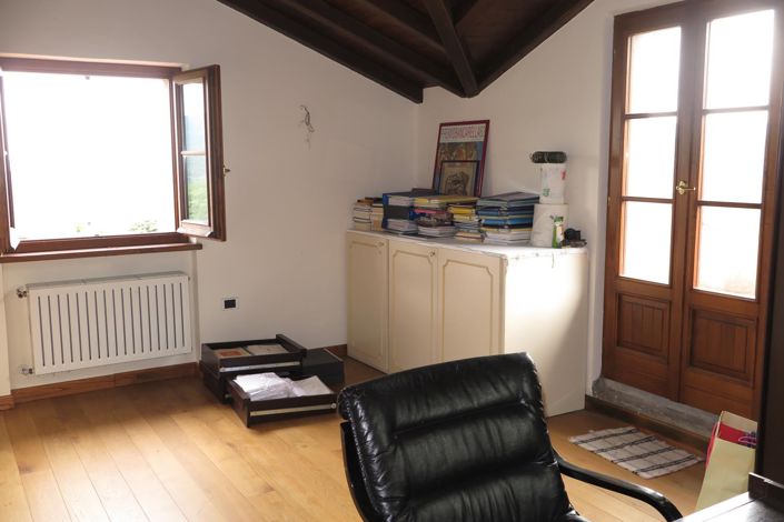 Image No.65-6 Bed Property for sale