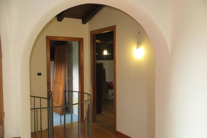 Image No.70-6 Bed Property for sale