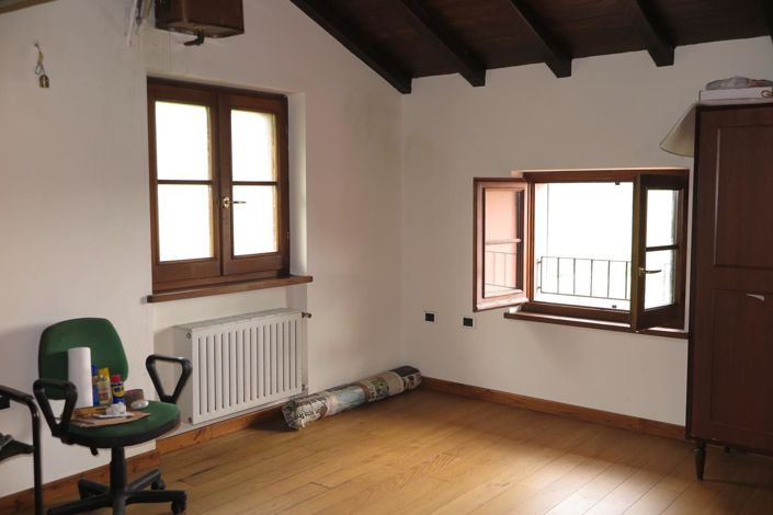 Image No.72-6 Bed Property for sale