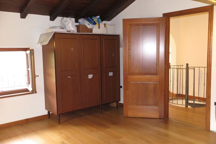 Image No.73-6 Bed Property for sale