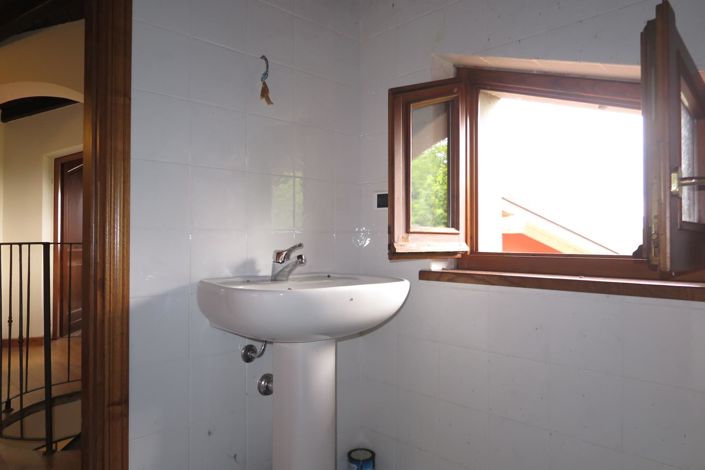 Image No.76-6 Bed Property for sale