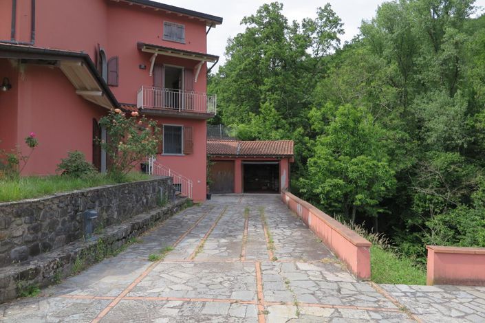 Image No.77-6 Bed Property for sale