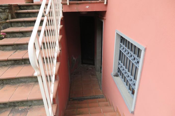 Image No.82-6 Bed Property for sale