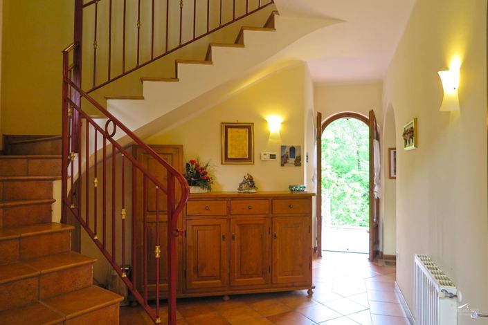 Image No.8-6 Bed Property for sale