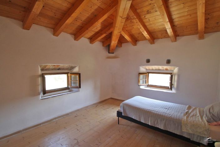 Image No.53-10 Bed Farmhouse for sale