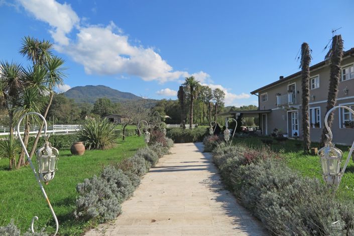 Image No.2-13 Bed Farmhouse for sale