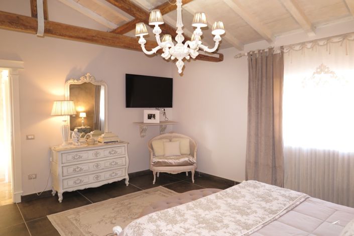 Image No.24-13 Bed Farmhouse for sale