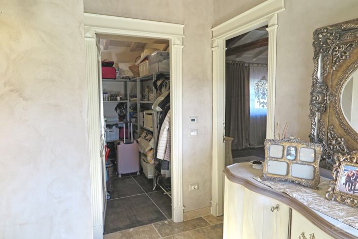 Image No.30-13 Bed Farmhouse for sale